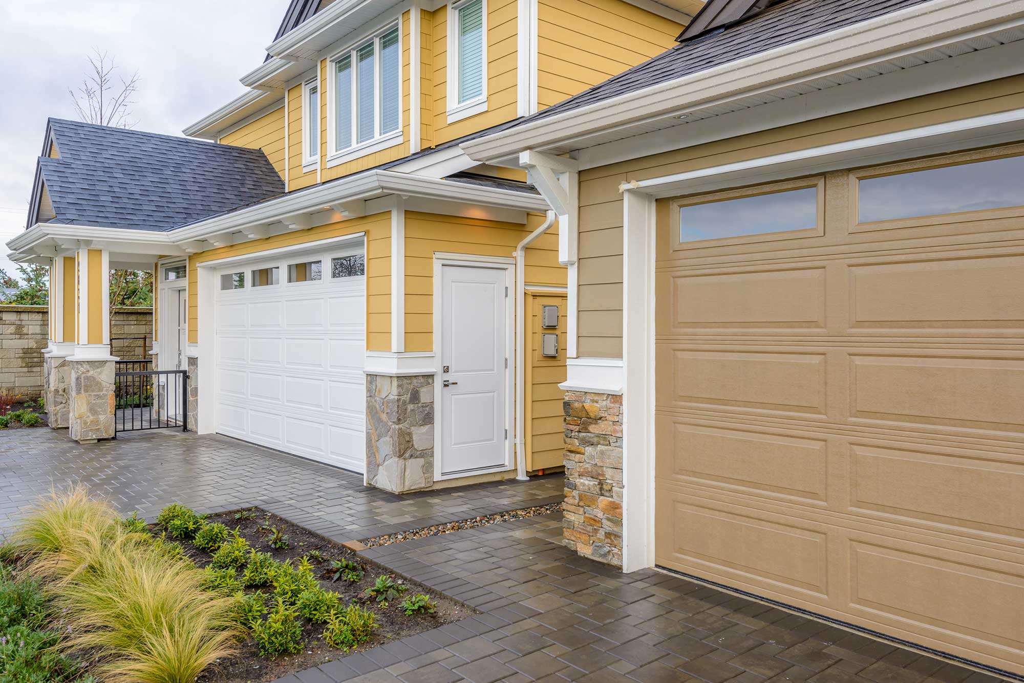 Metal-Garage-Doors-with-White-Finish-and-Windows-with-a-Side-Entry-Door