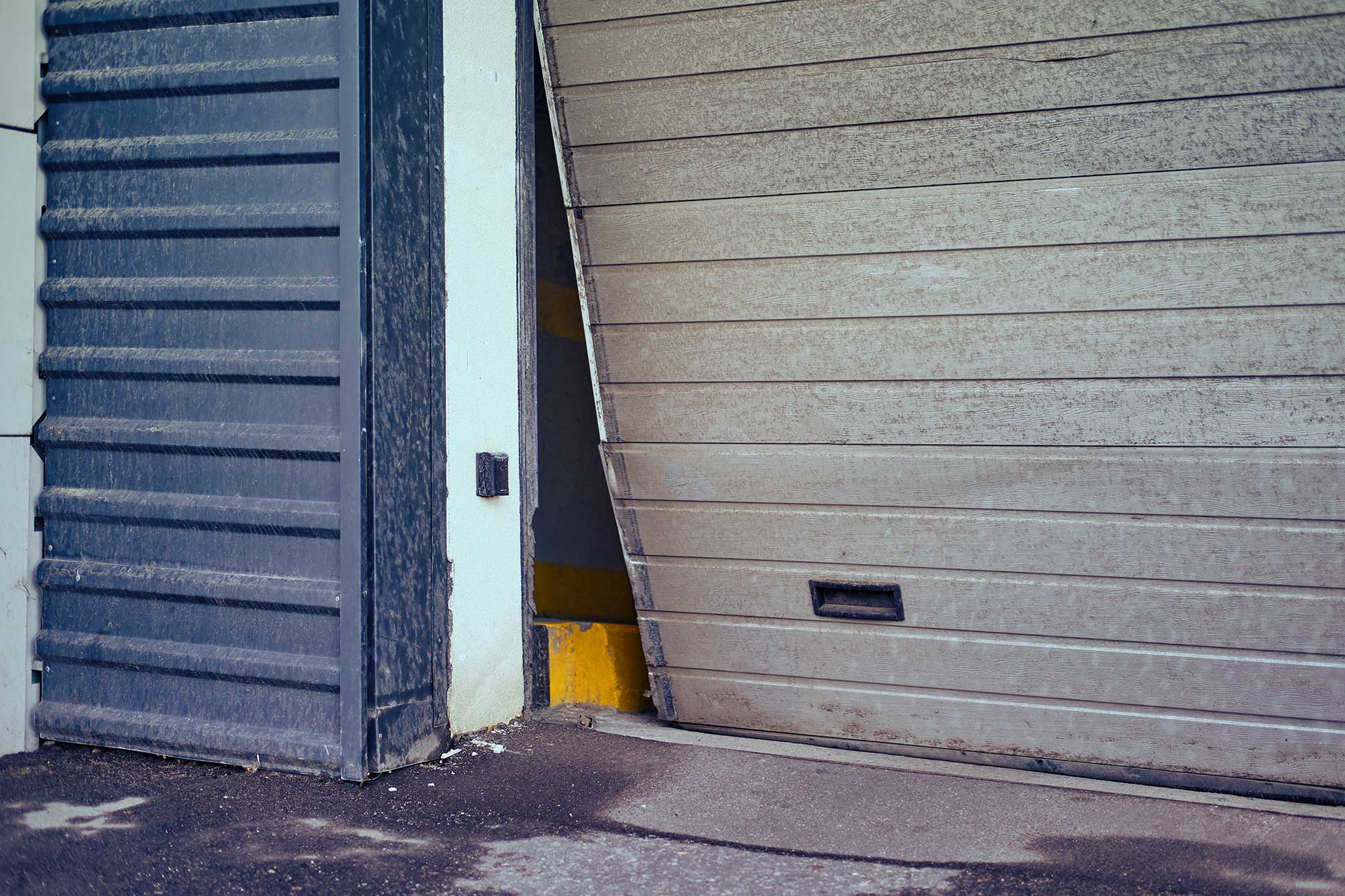 broken-garage-door-that-needs-to-be-fixed